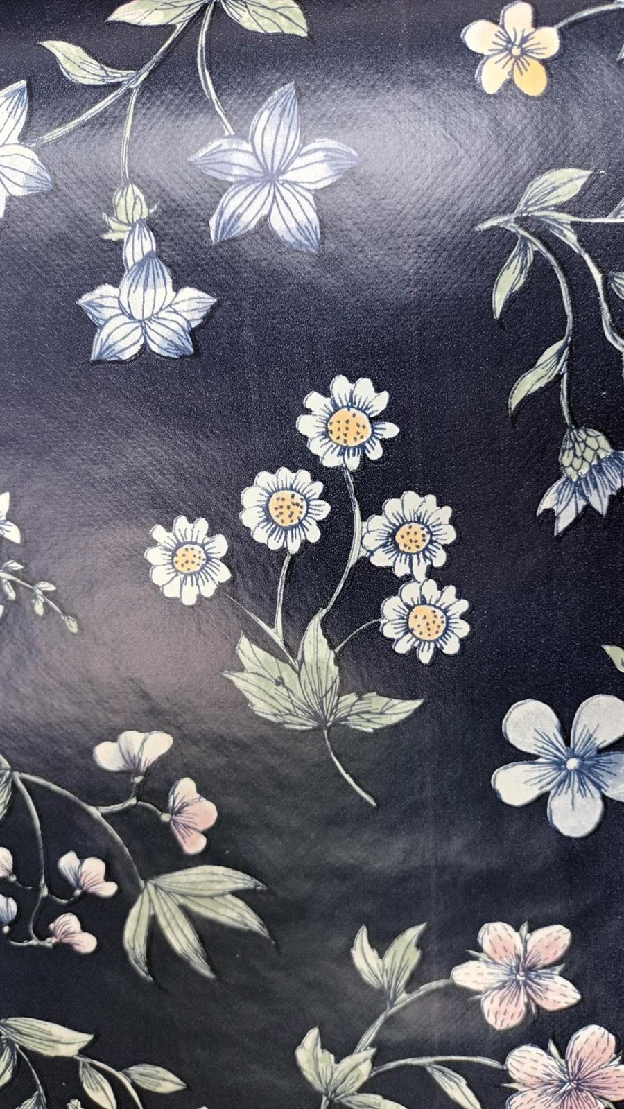 Mantel plástico tipo hule azul marino con motivos florales - Imagen 1
